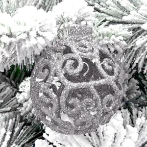 Silberne Glitzer Hohlkugel als Weihnachtsbaumschmuck zum Aufhängen für festliche Deko.