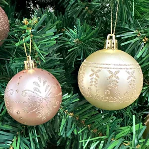 Weihnachtsbaum Hängende Kugel Detail, gold und rosa glitzer bemalte Plastikornamente.