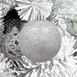 Silberner Glitzer Christbaumkugel Detailansicht, festlicher Weihnachtsbaumschmuck Anhänger.