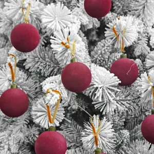 Detailansicht dunkelroter beflockter Samt Christbaumkugeln zum Aufhaengen mit Schleifen.