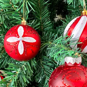 Weihnachtsbaum Christbaumkugeln, 8cm dekorative Kunststoffkugeln mit Glitzerbemalung.