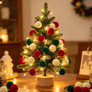 Künstlicher Mini Tisch Tannenbaum mit rot weiß grünen Samtkugeln und warmer LED Lichterkette