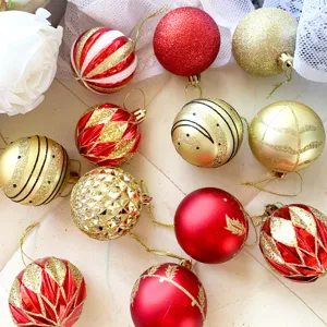 Weihnachtsbaumkugeln Set, schöne glänzende rote und goldene Weihnachtskugeln für die Dekoration.