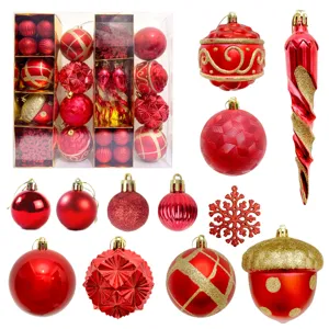 Detaillierte Nahaufnahmen von roten und goldenen Christbaumkugeln, Eiszapfen und Schneeflocken.