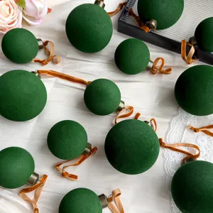 Grüne Samt Christbaumkugeln Set mit Bändern für Weihnachtsbaum Hänge-Deko und Feiertags-Party.