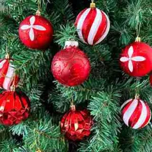 Detailansicht von roten und weißen Christbaumkugeln an einem festlichen Weihnachtsbaum.