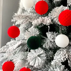 Beflockte Christbaumkugeln, 6cm Kunststoff Kugelanhänger mit Schnee-Effekt für Weihnachtsdeko.
