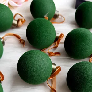 Grüne beflockte Samt Weihnachtskugel mit braunem Band, strukturierter Weihnachtsbaum Anhänger.