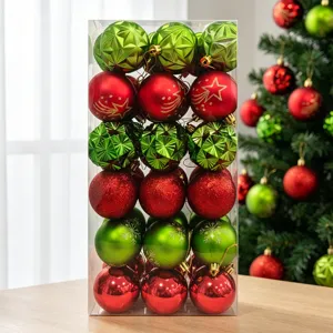 Detailansicht verschiedener roter und grüner Christbaumkugeln in klarer Aufbewahrungsbox.