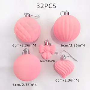 Nahaufnahme rosa beflockter Weihnachtskugeln im 32er-Set mit verschiedenen Formen und Größen.