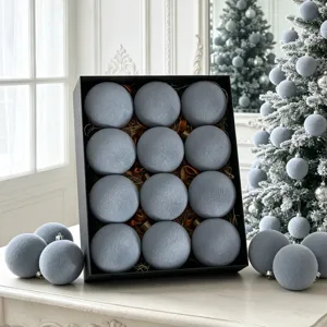 Samt beflockte Weihnachtskugeln Detailansicht, elegante graublaue Ornamente für den Christbaum