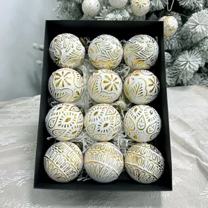 Klassische gepraegte Weihnachtskugeln im schwarzen Karton, elegante Weihnachtsbaum-Szene.