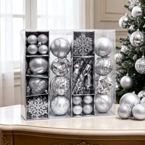 Silbernes Christbaumschmuck-Set mit verschiedenen Kugeln und Schneeflocken in transparenter Box.