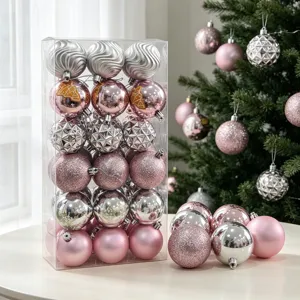 Detailansicht des rosa und silbernen Christbaumkugel-Sets für festliche Weihnachtsdeko.