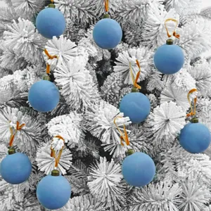 Blaue Samt Weihnachtskugel Dekoration Nahaufnahme Detail fuer den festlichen Weihnachtsbaum.