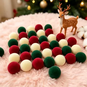 Weihnachtskugeln Samt Deko kleine beflockte Kugeln rot weiß grün festliche Baumdeko Details