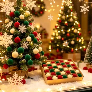 Nahaufnahme des Weihnachts-Flohsball-Sets mit Mini-Baum, ideal für festliche Raumdeko.