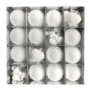 Weißes beflocktes Weihnachtsornament Set 16 Stk 6cm geformte Plastikkugeln für Feiertagsdekor