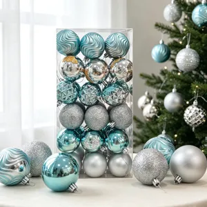Detailansicht verschiedener blauer und silberner Christbaumkugeln in transparenter Box.