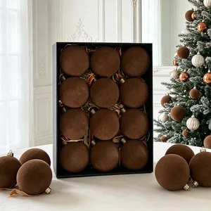 Nahaufnahme von luxuriösen braunen Samt Weihnachtskugeln in einer eleganten schwarzen Box.