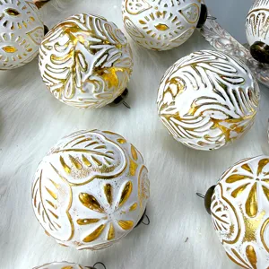 Weiße goldene geprägte Weihnachtskugeln 8cm, dekorative Hängekugeln für festliche Dekorationen.