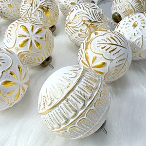 Weihnachtsbaum Kugeln weiss gold geprägt Detail Nahaufnahme festliche Hängekugeln Deko