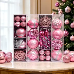 Rosa Weihnachtskugeln Geschenkbox Detailansicht mit verschiedenen galvanisierten Kugeln und Sternen.