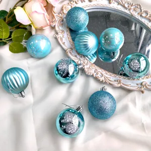 Blaue Christbaumkugeln Set mit Glitzer, gestreiften und bemalten Motiven für Weihnachtsdeko.