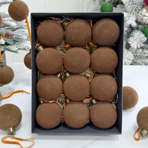 Detailansicht brauner beflockter Christbaumkugeln mit weicher Samttextur in Geschenkbox.