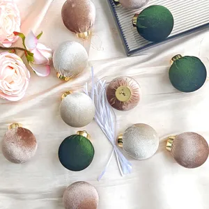 Set aus Samt Christbaumkugeln für Weihnachtsbaum und festliche Party Hängeornamente.