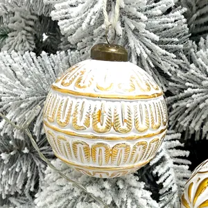 Weihnachtskugel weiss gold gepraegt kunststoff ball feiertag hängend ornament dekoration