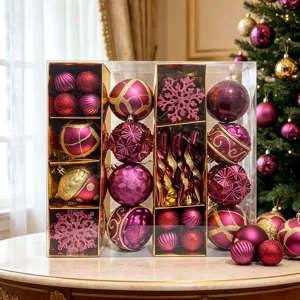 Lila Weihnachtsbaum Dekorationen Box mit galvanisierten Plastikkugeln, Schneeflocken und Eiszapfen.