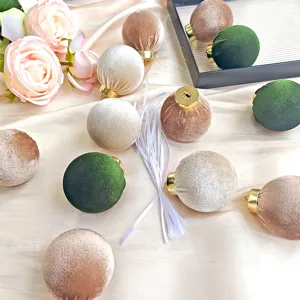 Samt Christbaumkugeln Set, dekorative Weihnachtskugeln zum Aufhängen mit goldenen Kappen.