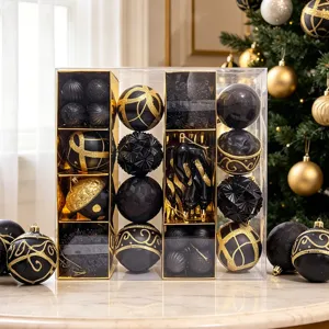 Detailansicht von luxuriösen schwarz-goldenen Weihnachtskugeln im transparenten Schachtelset.
