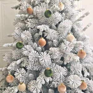 Samt Christbaumkugeln Nahaufnahme, festliche Deko Hängeornamente für Weihnachtsbaum Party.