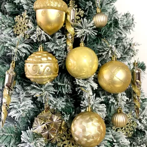 Nahaufnahme von luxuriösen goldenen Weihnachtsbaumkugeln und glänzenden Zapfen-Details.