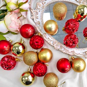 Detailansicht von roten und goldenen Christbaumkugeln Set für festliche Weihnachtsbaumdekoration.