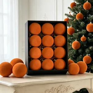 Set aus orangefarbenen Samt-Christbaumkugeln für festliche Weihnachtsbaum- und Raumdeko.