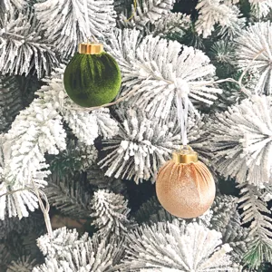 Samt Christbaumkugeln, grüne und goldene hängende Weihnachtskugeln für festliche Deko.