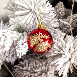 Rote Weihnachtskugel Baumschmuck mit goldenem Glitzer Tannenzapfen Muster Detailansicht