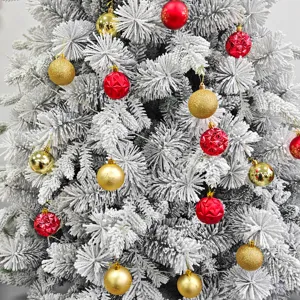 Weihnachtsbaum Kugel Set, rote und goldene Ornamente fuer festliche Party Dekoration.