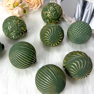 Grüne und goldene Weihnachtskugeln, 8cm Vintage Relief Christbaumschmuck Deko.