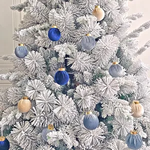 Nahaufnahme von Samt Weihnachtskugeln hängend an einem verschneiten Baum Feiertagsdeko