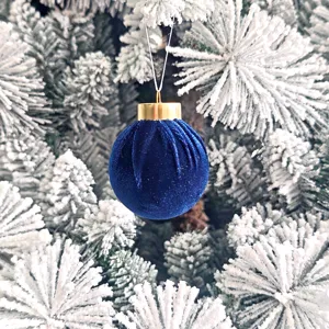 Blauer Samt Weihnachtskugel Christbaumschmuck Detailansicht für festliche Feiertage.