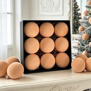 Flock-Samt Weihnachtskugel Detailansicht, elegante Weihnachtsbaum Deko und Box Präsentation.
