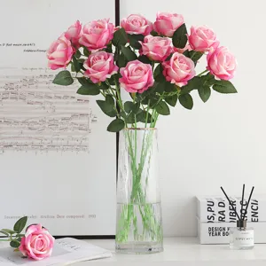 Künstlicher rosa Rosenstrauß in Glasvase Heimdekoration Fotografie Requisiten Simulation