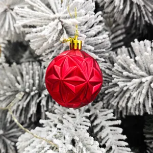 Rote gepraegte Christbaumkugel Ornament Detail, festliche Haengedekoration fuer Weihnachtsfeier.