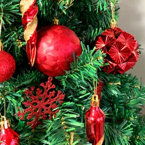 Rote Christbaumkugeln Set mit Schneeflocken und Eiszapfen für festliche Weihnachtsdeko.