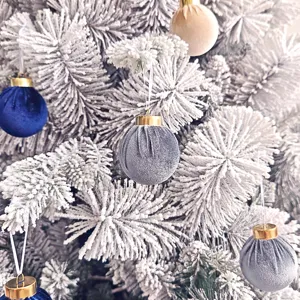 Weihnachtsbaum Samtkaugel Ornament Detailansicht haengende Dekoration fuer die Party