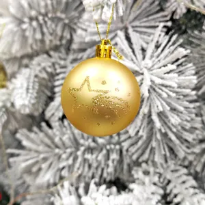 Goldene Weihnachtskugel Ornament Detailansicht mit Glitzer Sternmuster fuer den Baum.